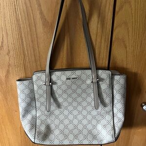 Like new Nine West handbag, perfect for spring